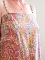 Robe trapèze fleurie style bohème en linge ancien, couleurs chaudes