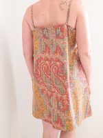 Robe colorée à bretelles motif paisley framboise et vert, tissu upcyclé
