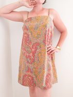 Robe colorée à bretelles motif paisley framboise et vert, tissu upcyclé