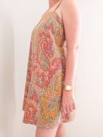 Robe colorée à bretelles motif paisley framboise et vert, tissu upcyclé