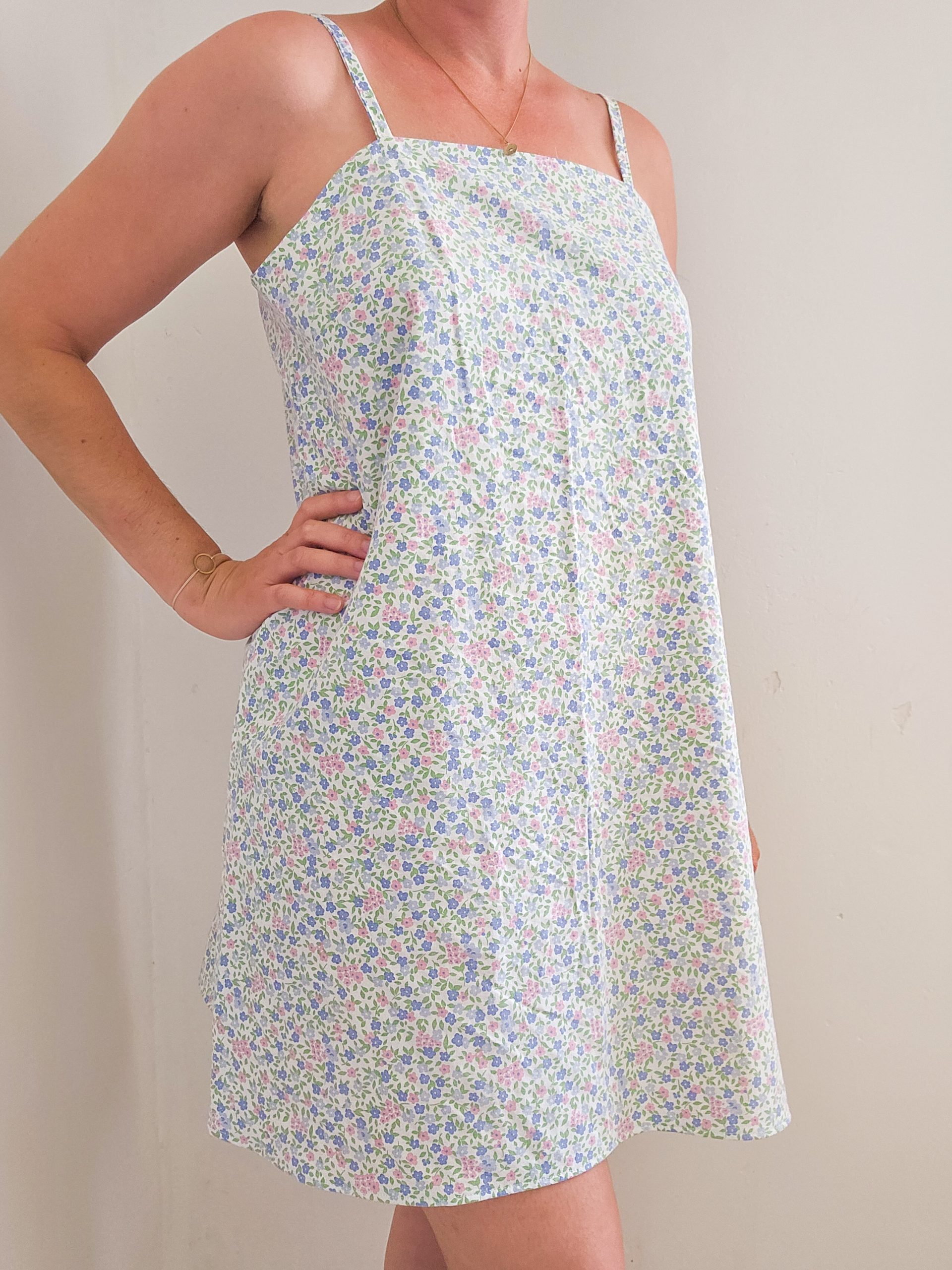 Robe estivale fleurie coupe ample en coton ancien, motif liberty coloré